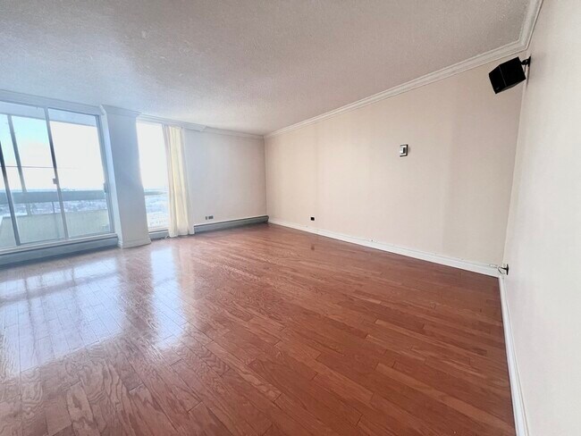 Photo - 10883 Saskatchewan Dr NW