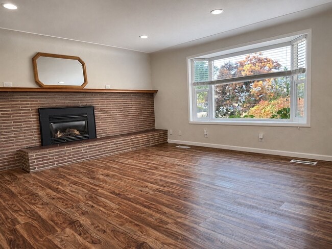 Photo - 521 Clark St SW