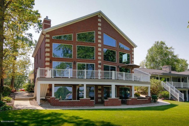 Photo - Luxury Lake Living