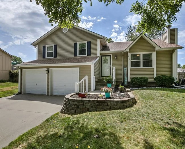 Building Photo - 420 SE Onyx Dr