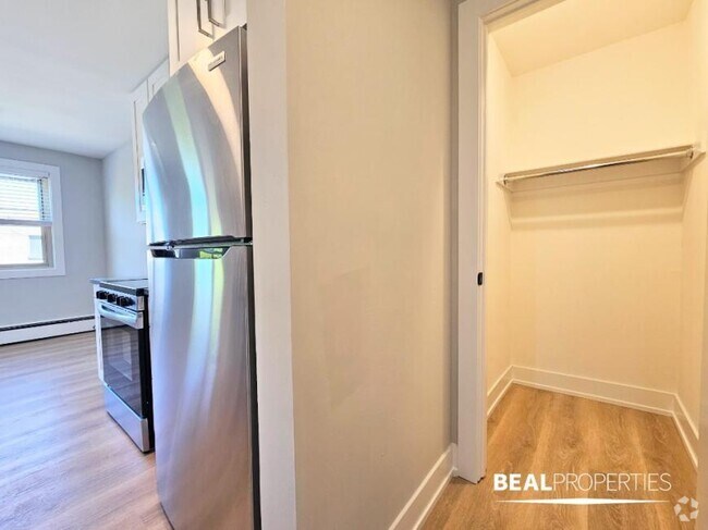 Building Photo - 1 bedroom in CHICAGO IL 60657 Unit 311 Rental