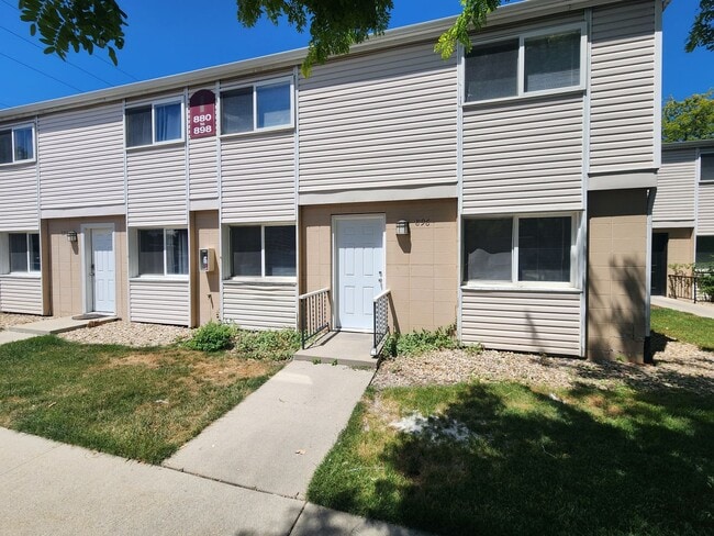 Building Photo - Remodeled 2 Bedroom Apartment