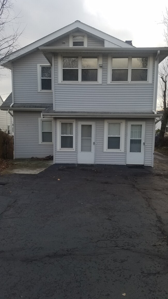 11 Oakwood Ave Townhome For Rent in Bedford, OH