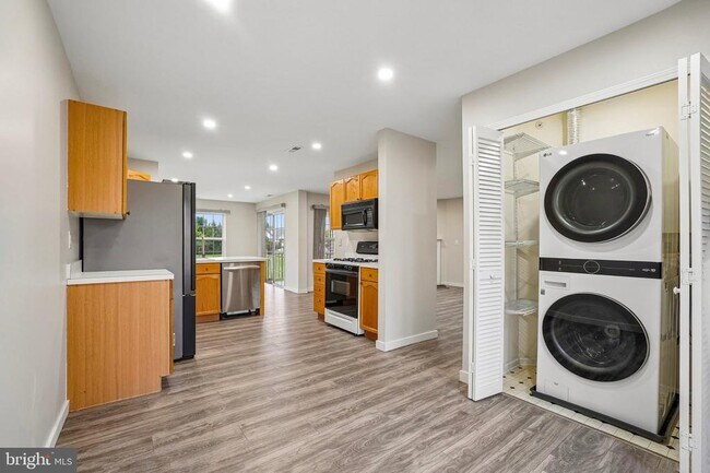 Photo - 706 Julian Dr W