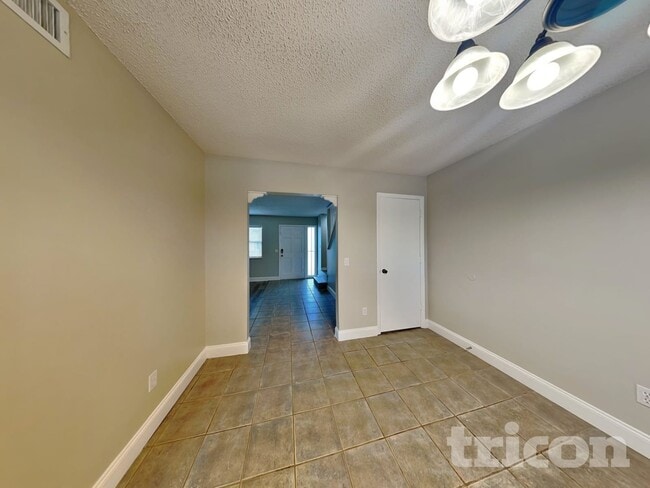 Photo - 1259 Waterbury Loop