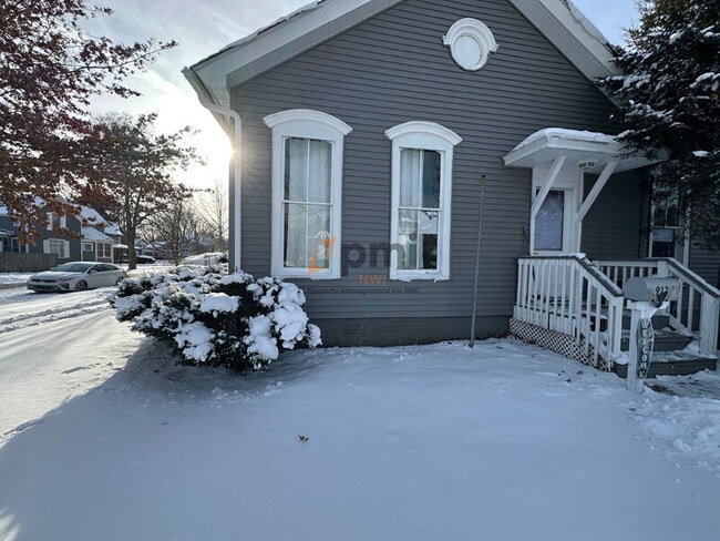 Building Photo - 912 Chicago St