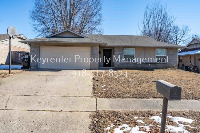 Building Photo - 3 BED 1 BATH! Schedule a tour today!