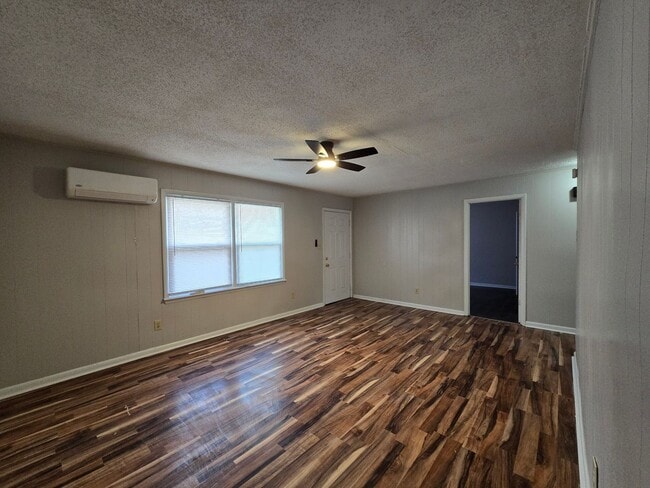 Photo - 2305 Emily St