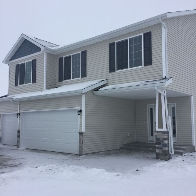 Building Photo - 3 Bed 3 Bath Single Family Home