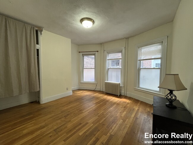 Building Photo - 35A Harvard St Unit #1 Rental