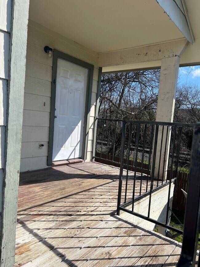Puerta y porche/balcón - 1644 Post Rd Unidad 4
