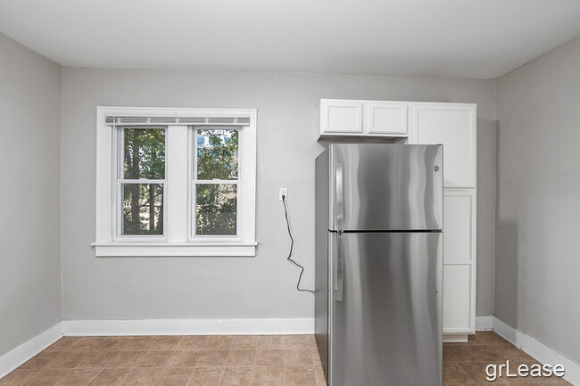 Photo - 618 Veto St NW