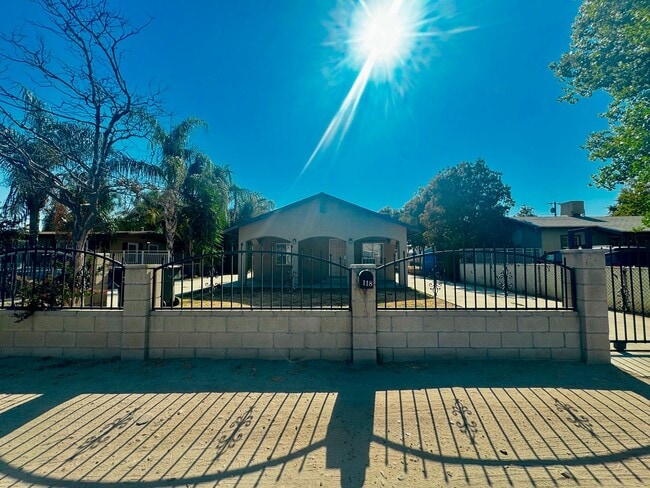Building Photo - Adorable 2 bedroom home in Oildale!