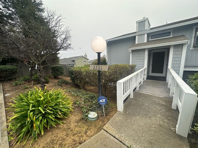 Building Photo - Three bedroom Clearview Circle Condo!