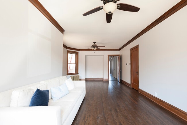 Sala de estar orientada al norte - 2250 W Addison St Unidad 1