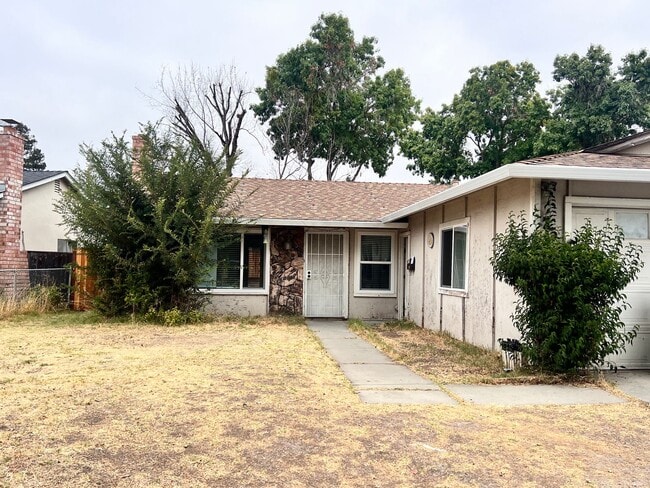 Building Photo - Spacious 3 Bedroom, 1.5 Bath Home with Gar...
