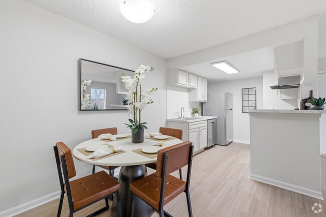 2BR, 1BA - 814SF - Kitchen/Dining Room