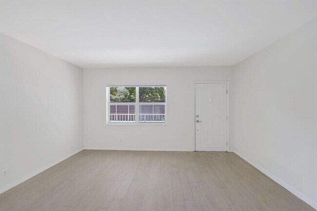 Building Photo - 609 NE 13th Ave Unit 102 Rental