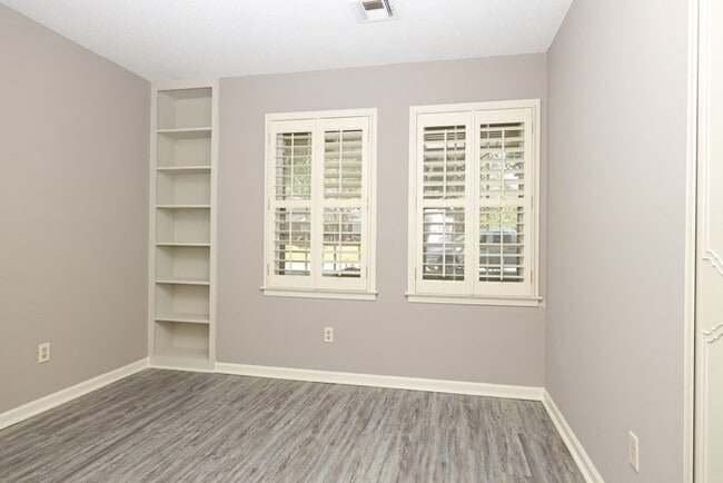 Photo - 620 Sandhurst Dr