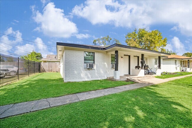Photo - 5107 Clover St