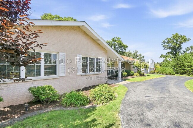 959 Orchard Lakes Dr
