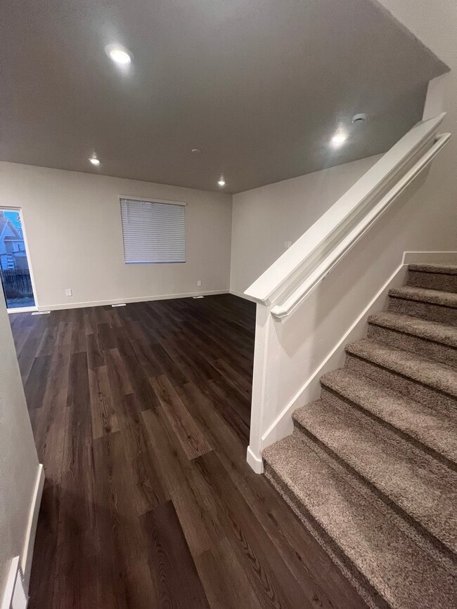 Sala de estar y escaleras - 404 W 630 N