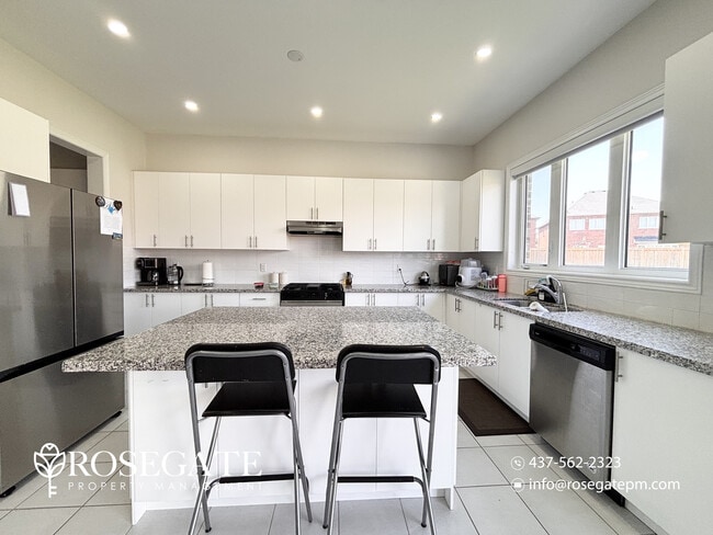 Photo - Luxury 4-Bedroom Upper-Level Home with Garage & 5 Parking – Innisfil Unit 1