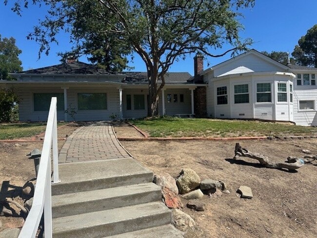 Historic Home On Huge Lot With Swimming Po... - Historic Home On Huge Lot With Swimming Po...