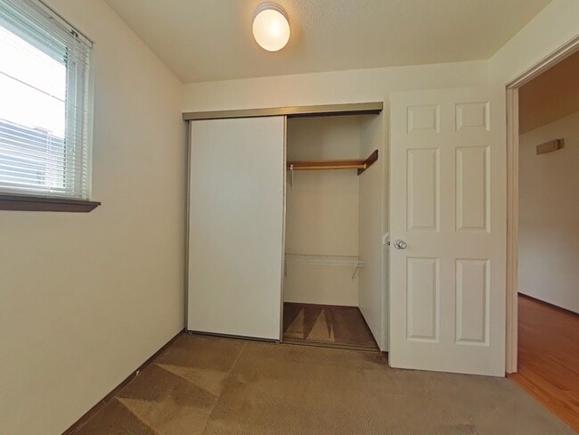 Photo - FALL SPECIAL ~ $990 OFF FIRST MONTH RENT Unidad 1763 SE Bethel