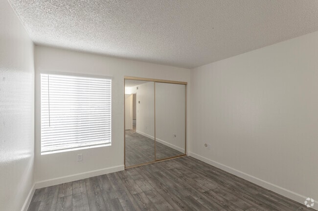 2 BR, 2 BA - 1050 SF - Williamsburg South Apartments