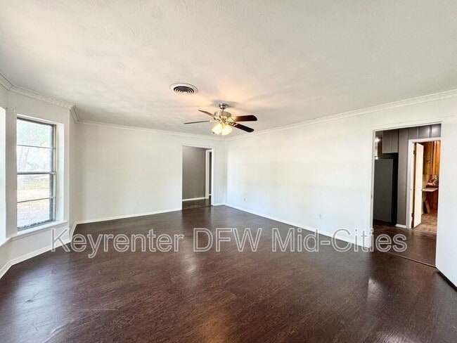 Photo - 313 Robinhood Dr