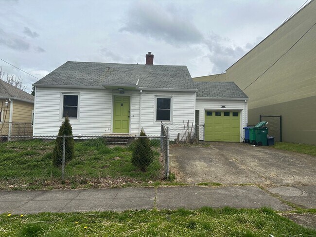 Charming 2 Bedroom Home with a Large Fence... - Charming 2 Bedroom Home with a Large Fence...