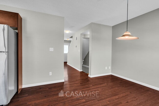 Photo - 655-655 Tamarack Rd NW