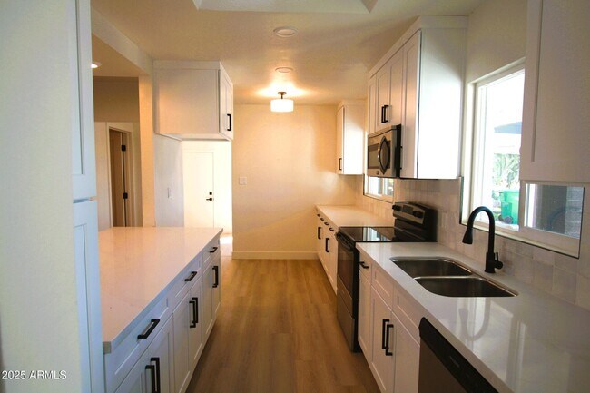 Photo - 443 N Sycamore