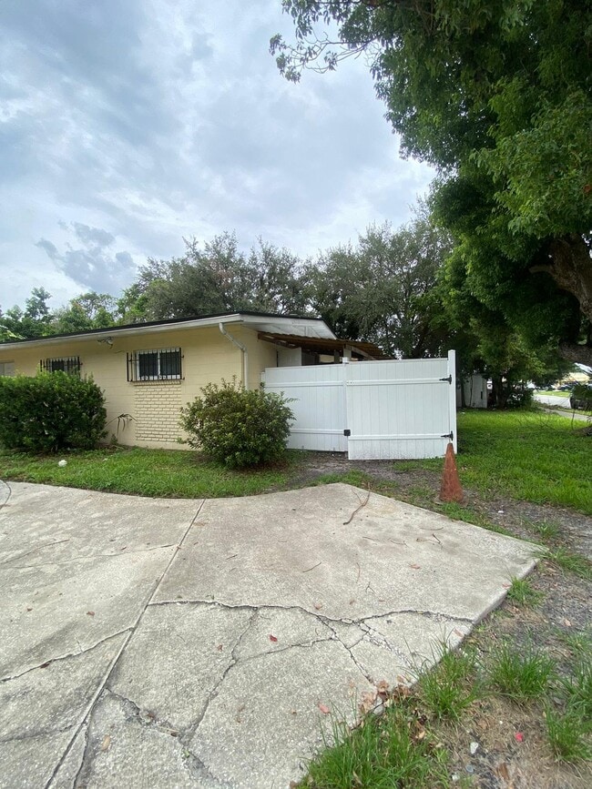 Photo - 830 Royal Oak Dr