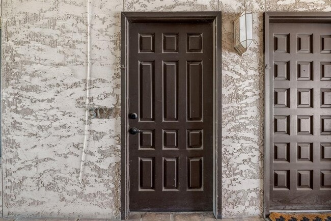 Building Photo - 505 W 7th St Unit 307