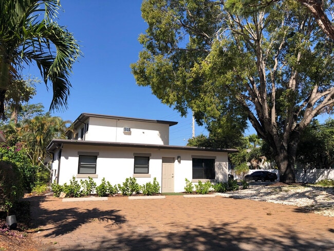 Building Photo - 112 NE 5th St Unit 1