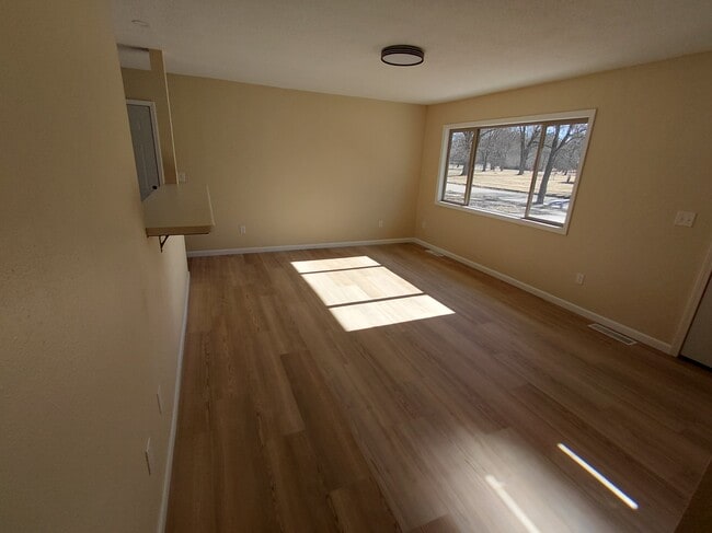 Todas las nuevas baldosas de vinilo de lujo en todas partes - 813 Eastmoor Dr