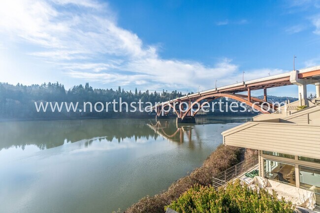 Building Photo - Stunning Riverfront Townhome in Sellwood