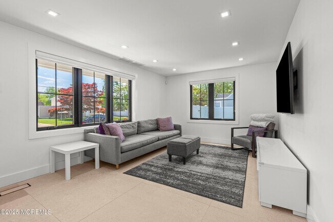 Photo - 325 Oakley Ave