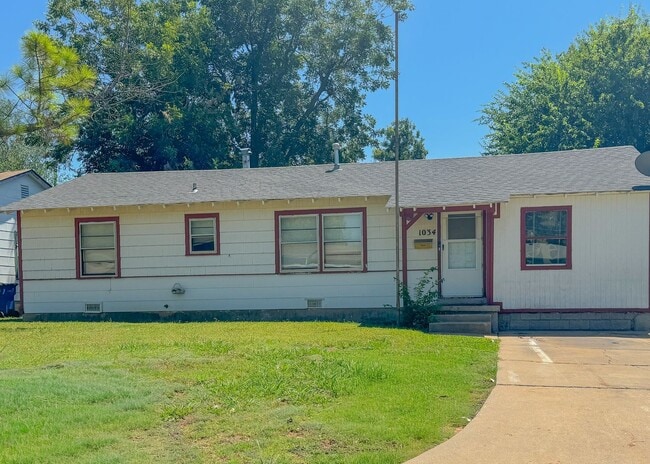 Building Photo - 3 Bed in MWC!