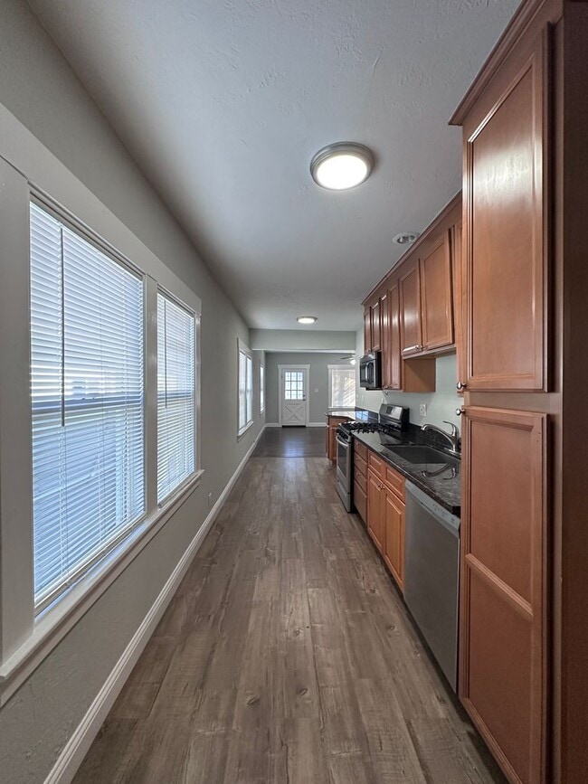 Photo - 2 bedroom House in Oakland - Available Now!