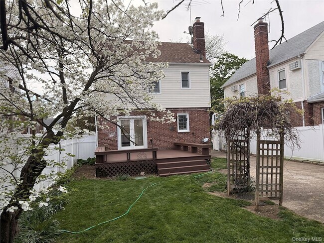 Photo - 69-21 182nd St