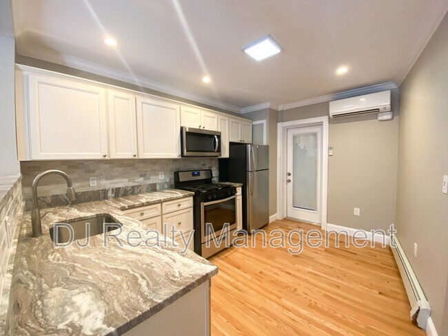 Photo - 466 Commercial St