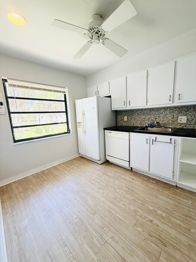 Building Photo - 21411 Juego Cir Unit 32b