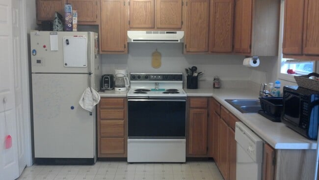 Photo - 23 Griffin St Apartamento Unidad Griffin St. 23  #2 left side