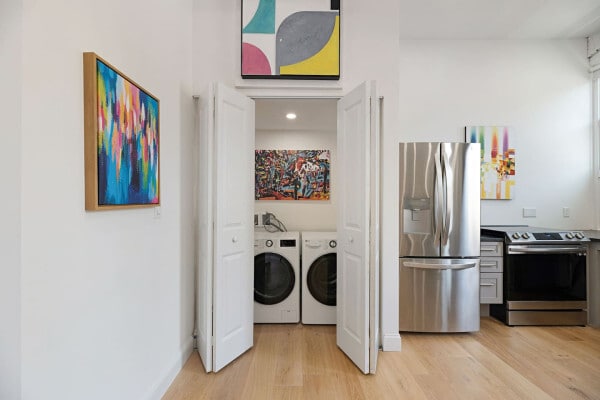 Building Photo - 33 State