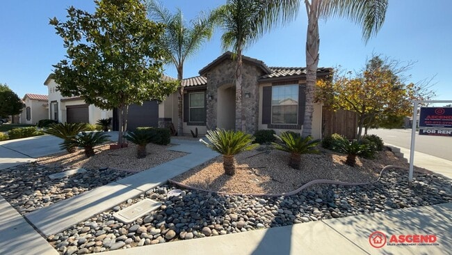 Building Photo - 4-Bedroom Home in Gossamer Grove!