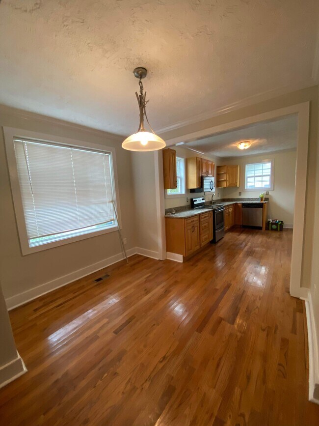 Photo - 1946 Memorial Dr SE