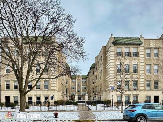 Building Photo - 4224 N Paulina St Unit A08C